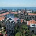 Sağlık Bilimleri Üniversitesi’nin çatısında çıkan yangın havadan görüntülendi