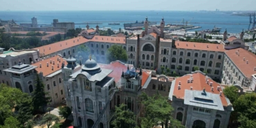 Sağlık Bilimleri Üniversitesi’nin çatısında çıkan yangın havadan görüntülendi