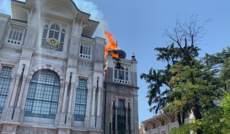Sağlık Bilimleri Üniversitesinin tarihi binasında yangın: Kubbe çöktü