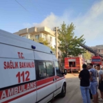 Sağlık personeli yangını izleyenleri “Dumandan kaçın, zehirleneceksiniz” anonsuyla dağıttı