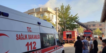 Sağlık personeli yangını izleyenleri “Dumandan kaçın, zehirleneceksiniz” anonsuyla dağıttı