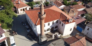 Şahinler Camisi, tavan ve duvar süslemeleri ile dikkatleri çekiyor