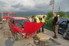 Sakarya’da iki otomobil çarpıştı: 1’i ağır 3 yaralı