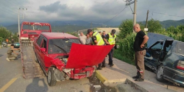 Sakarya’da iki otomobil çarpıştı: 1’i ağır 3 yaralı