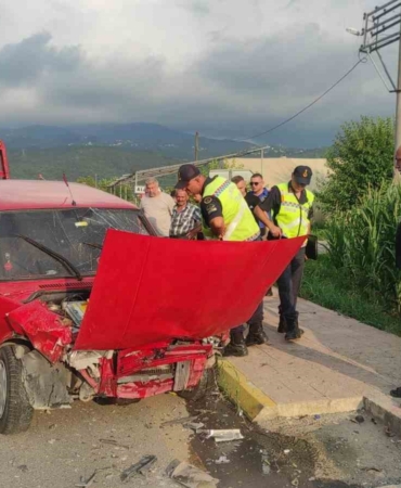 Sakarya’da iki otomobil çarpıştı: 1’i ağır 3 yaralı