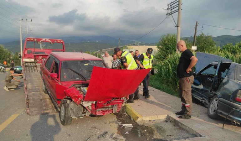 Sakarya’da iki otomobil çarpıştı: 1’i ağır 3 yaralı