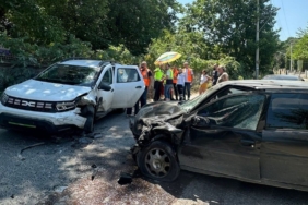 Sakarya’da iki otomobil çarpıştı: 5 yaralı