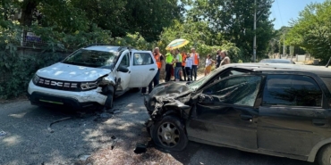 Sakarya’da iki otomobil çarpıştı: 5 yaralı