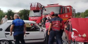 Sakarya’da iki Tofaş kafa kafaya çarpıştı: 3 yaralı