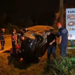 Sakarya’da turistleri gezdiren minibüs kanala devrildi: 1 yaralı