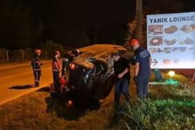 Sakarya’da turistleri gezdiren minibüs kanala devrildi: 1 yaralı