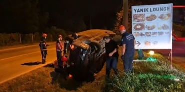 Sakarya’da turistleri gezdiren minibüs kanala devrildi: 1 yaralı