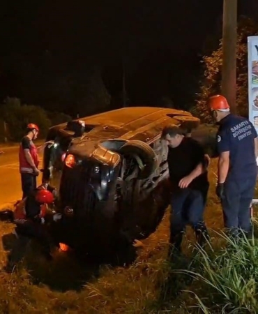 Sakarya’da turistleri gezdiren minibüs kanala devrildi: 1 yaralı