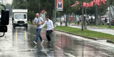 Sakarya’da yağmura hazırlıksız yakalananlar ıslanmaktan kaçamadı