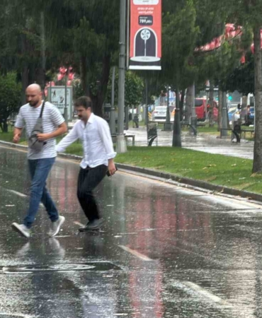 Sakarya’da yağmura hazırlıksız yakalananlar ıslanmaktan kaçamadı