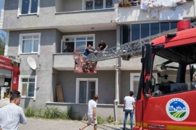 Sakarya’da yangın: Ayakları kırık olduğu için evden çıkamadı, dumandan etkilenen şahsı ekipler kurtardı