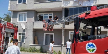Sakarya’da yangın: Ayakları kırık olduğu için evden çıkamadı, dumandan etkilenen şahsı ekipler kurtardı