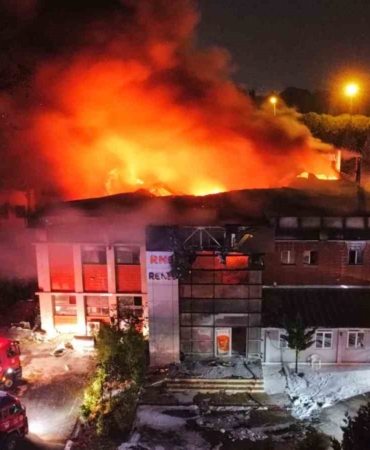 Sakarya’daki fabrika yangını havadan görüntülendi
