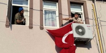 Sakaryalı şehidin baba evine Türk bayrağı asıldı