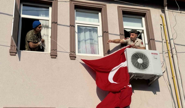 Sakaryalı şehidin baba evine Türk bayrağı asıldı