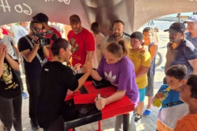 Şampiyonlar halkla bilek güreşi yaptı
