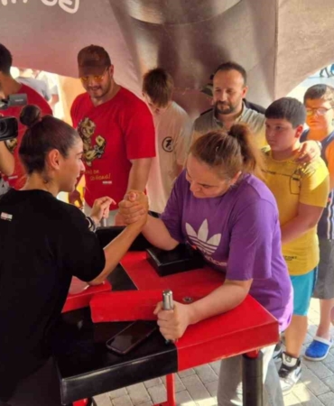 Şampiyonlar halkla bilek güreşi yaptı