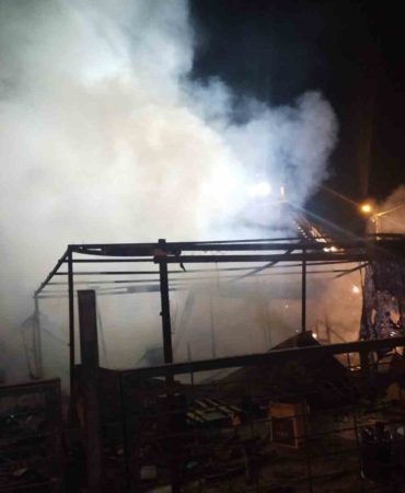 Sancaktepe’de ahır ve kümes alev alev yandı: 30 tavuk telef oldu