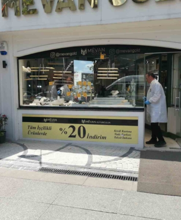 Sancaktepe’de kuyumcuda silahlı soygun: Kuyumcuyu vurup, altınları çaldılar