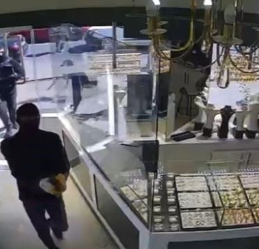 Sancaktepe’de kuyumcudaki silahlı soygun anları kamerada