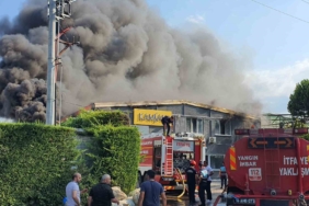 Sandalye fabrikasındaki yangının boyutu dron ile görüntülendi