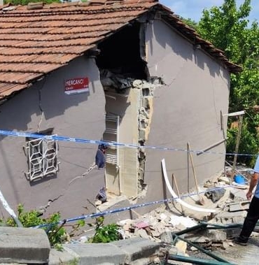 Sarıyer Belediyesi’nin su tankeri eve girdi