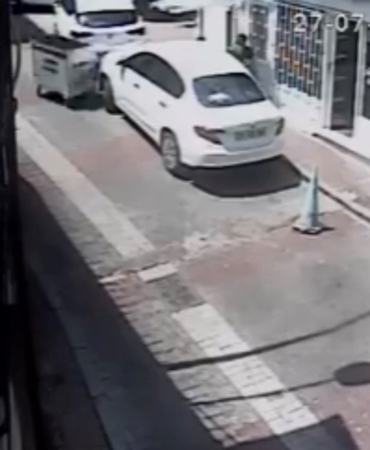 Sarıyer’de çöp konteyneri araçlara çarpa çarpa kaydı: Bir kişi kayan konteyneri böyle yakalamaya çalıştı