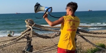 Sarıyer’de denize giren iki genç boğulma tehlikesi geçirdi: O anlar kamerada