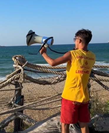 Sarıyer’de denize giren iki genç boğulma tehlikesi geçirdi: O anlar kamerada