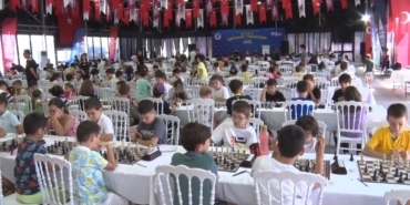 Satranç turnuvasında dereceye giren öğrenciler ödüllendirildi
