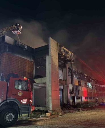 Şehirdeki tüm itfaiye ekiplerinin seferber olduğu fabrika yangını kontrol altında