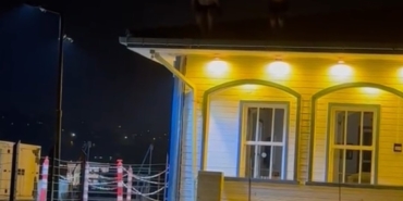 Serinlemek isteyen gençlerin tehlikeli oyunu kamerada