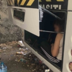 Servis şoförünü şoke eden görüntü: Bir kadın minibüsün bagajına girdi