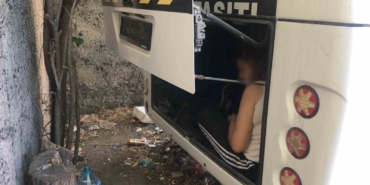 Servis şoförünü şoke eden görüntü: Bir kadın minibüsün bagajına girdi