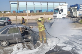 Seyir halindeki otomobil alev aldı