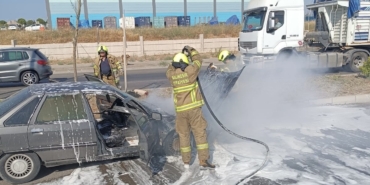 Seyir halindeki otomobil alev aldı