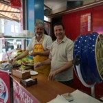 Sıcaktan bunalan esnaf türkü söyleyerek serinlemeye çalışıyor