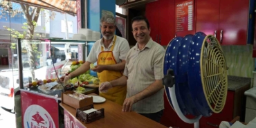 Sıcaktan bunalan esnaf türkü söyleyerek serinlemeye çalışıyor
