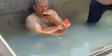 Sıcaktan bunalan işçiler, kepçeyi havuza çevirdi