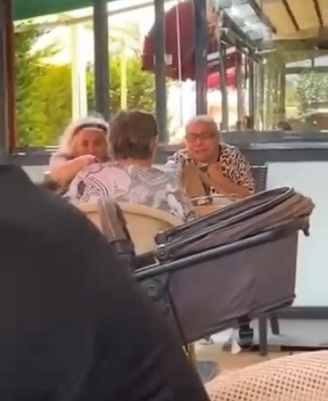 Sıcaktan bunalan kadınların vantilatör kavgası kamerada