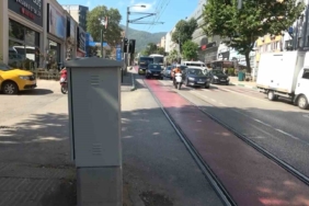 Sıkıştırdığı otobüs kaza yaptı, bir şey olmamış gibi yoluna devam etti