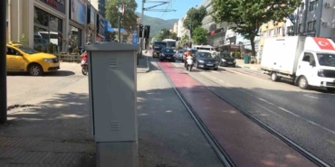 Sıkıştırdığı otobüs kaza yaptı, bir şey olmamış gibi yoluna devam etti