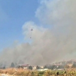 Silivri’de otluk alanda çıkan yangına havadan müdahale ediliyor