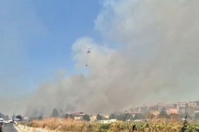 Silivri’de otluk alanda çıkan yangına havadan müdahale ediliyor