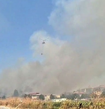 Silivri’de otluk alanda çıkan yangına havadan müdahale ediliyor